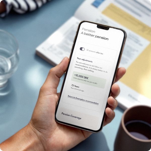 Person der holder en smartphone Person der holder en smartphone